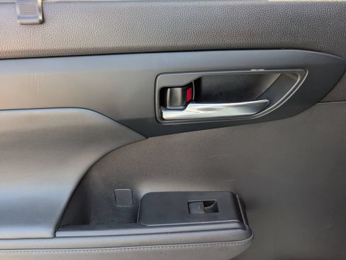 Used 2023 Toyota Highlander XSE FWD image 28