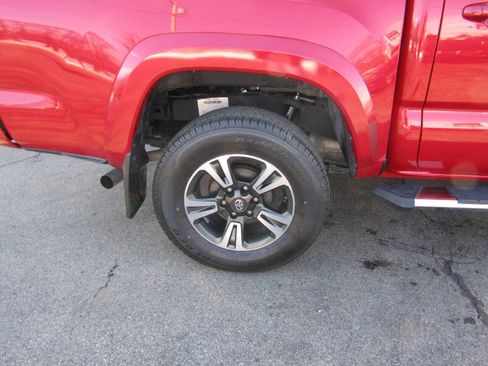 Used 2018 Toyota Tacoma TRD Sport image 9