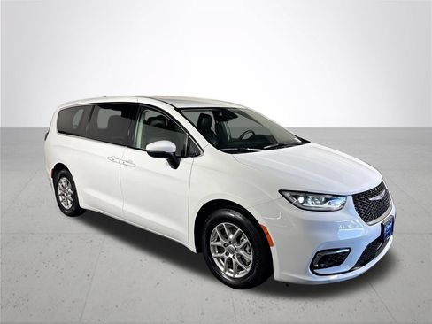 Used 2023 Chrysler Pacifica Touring-L FWD image 4