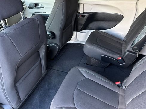 Used 2021 Chrysler Pacifica Touring image 11