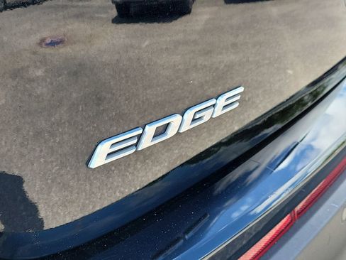 Used 2018 Ford Edge Titanium w/ Equipment Group 302A FWD image 5