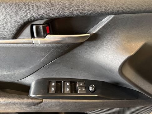 Used 2018 Toyota Camry SE image 19