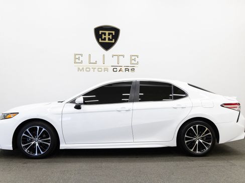 Used 2020 Toyota Camry SE FWD image 2