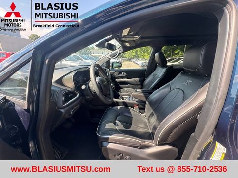 Used 2023 Chrysler Pacifica Limited w/ S Appearance Package FWD image 17