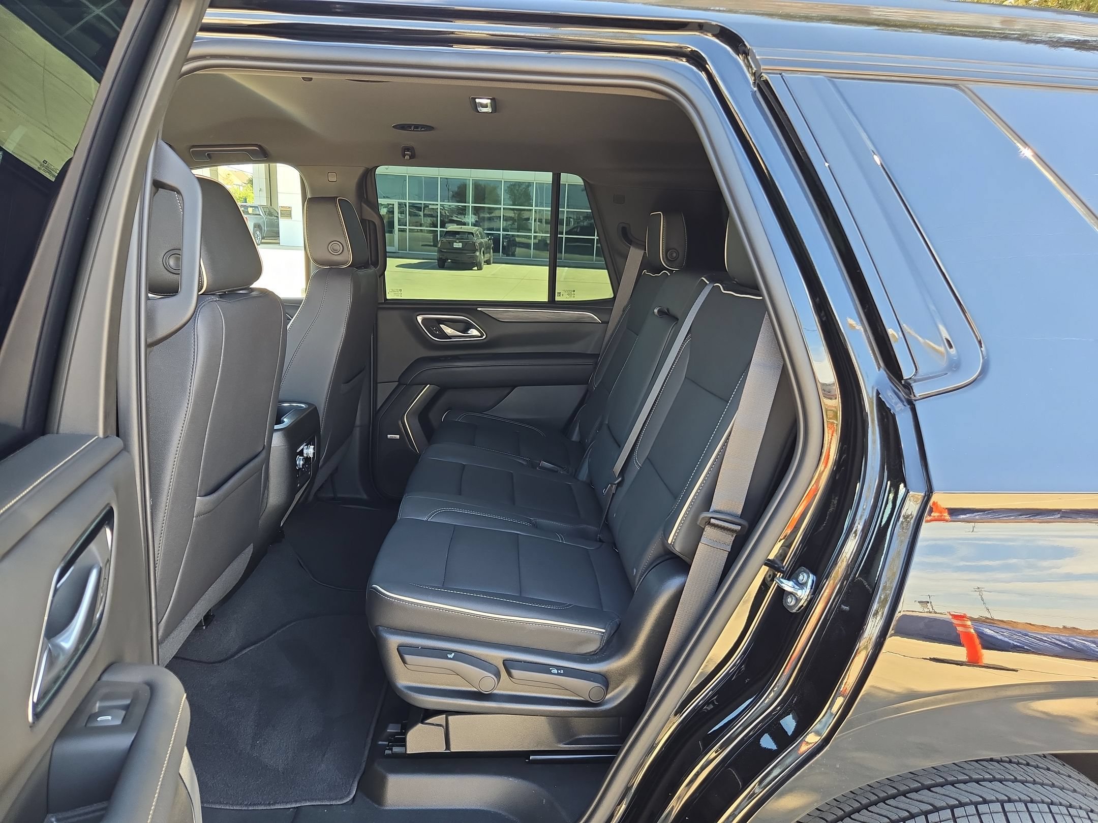 Certified 2022 GMC Yukon SLT w/ SLT Luxury Package AWD/4WD image 13