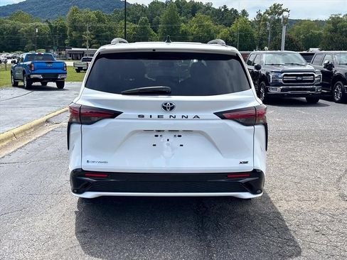 Used 2025 Toyota Sienna XSE AWD/4WD image 6