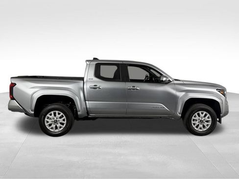 Used 2025 Toyota Tacoma SR5 AWD/4WD image 5