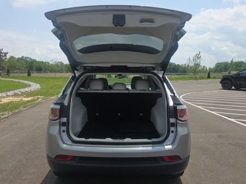 Used 2018 Jeep Compass Latitude FWD image 10