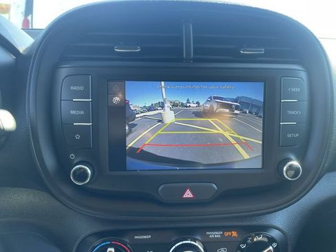 Used 2025 Kia Soul LX w/ LX Technology Package FWD image 23