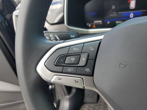 Certified 2025 Volkswagen Taos SE FWD image 22