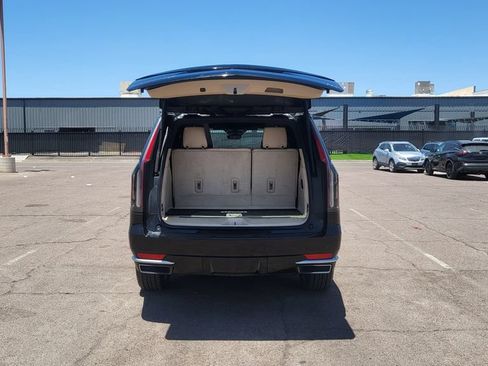 Used 2021 Cadillac Escalade Premium Luxury AWD/4WD image 11