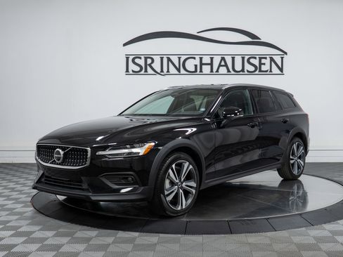 Used 2024 Volvo V60 B5 Cross Country Plus image 1