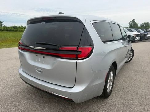 Used 2023 Chrysler Pacifica Touring-L FWD image 9