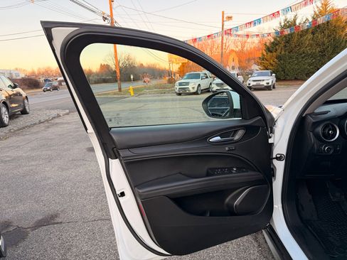 Used 2019 Alfa Romeo Stelvio AWD image 16