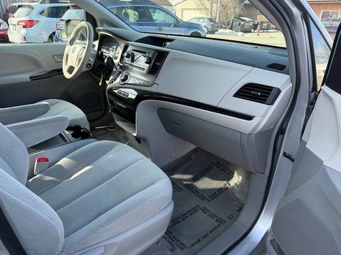 Used 2014 Toyota Sienna LE FWD image 76