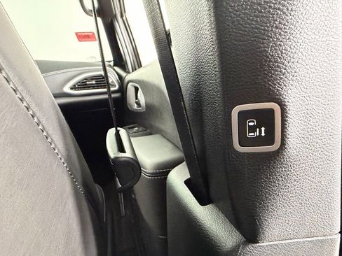 Used 2024 Chrysler Pacifica Limited FWD image 33