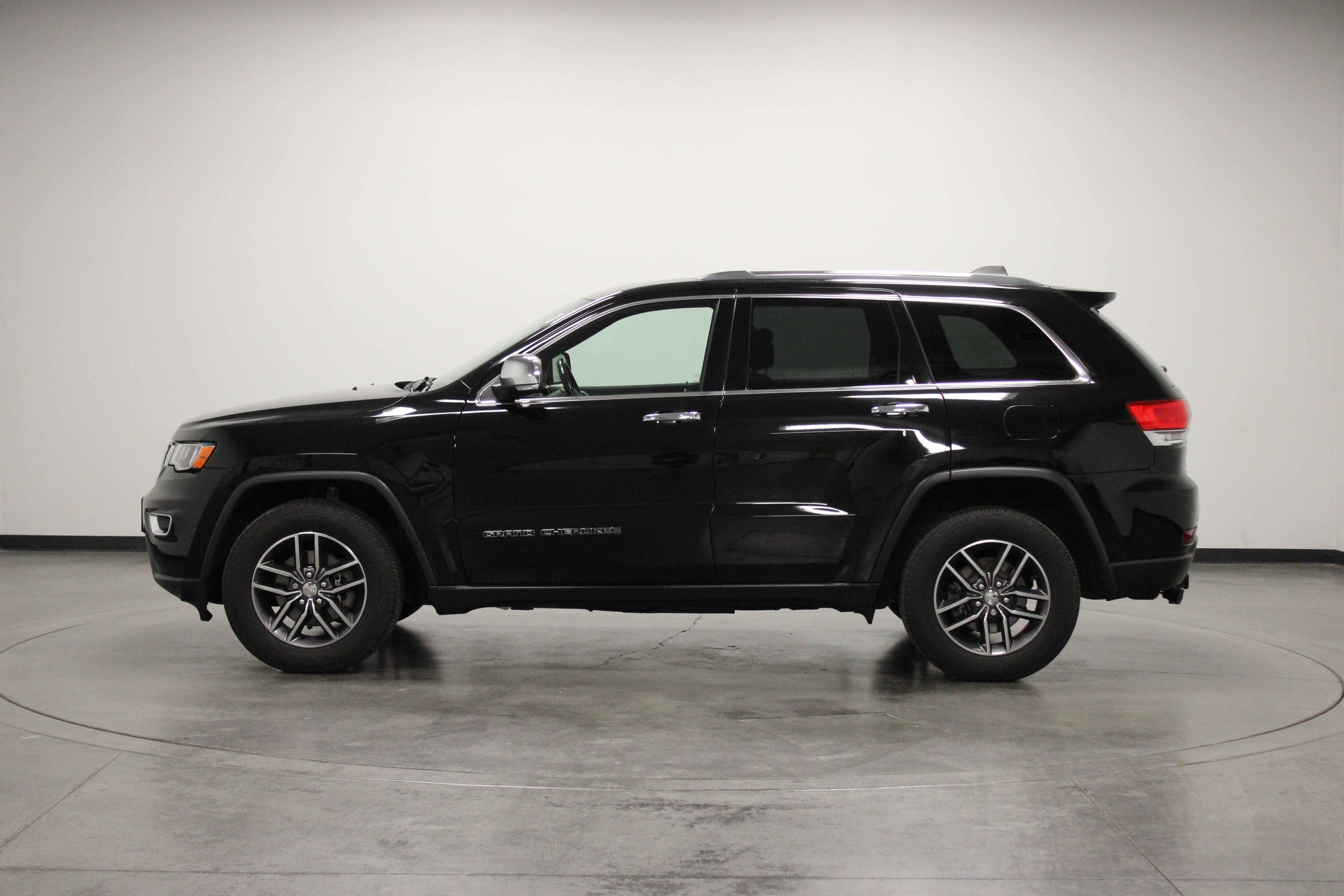Used 2018 Jeep Grand Cherokee Limited AWD/4WD image 5