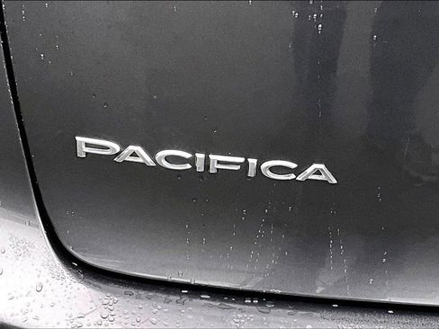 Used 2023 Chrysler Pacifica Touring-L image 8