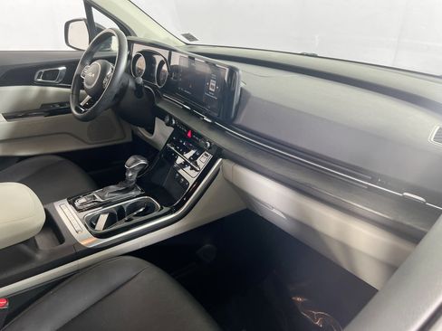 Used 2024 Kia Carnival EX FWD image 29