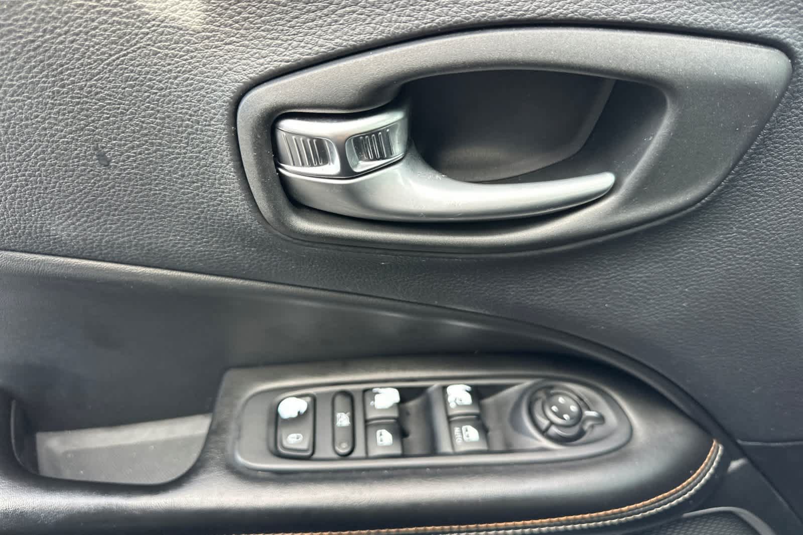Used 2018 Jeep Compass Latitude FWD image 12