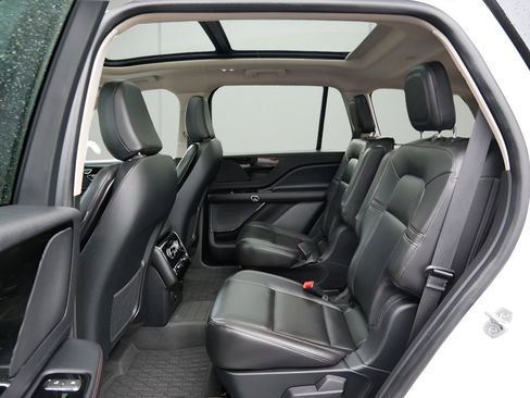 Used 2023 Lincoln Aviator AWD w/ Premium Package image 11