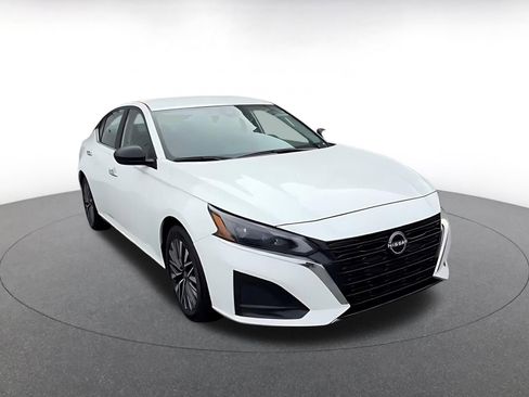 Used 2025 Nissan Altima 2.5 SV image 3