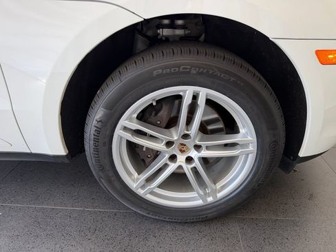 Certified 2023 Porsche Macan AWD/4WD image 12