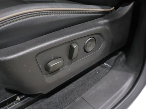 Used 2024 GMC Canyon Denali image 12