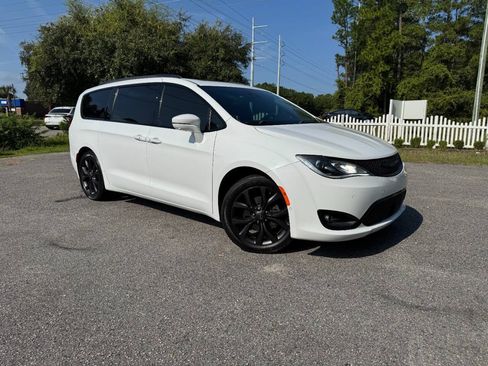 Used 2019 Chrysler Pacifica Limited w/ Advanced Safetytec Group FWD image 8