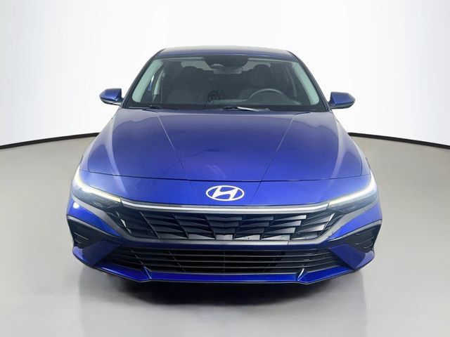 Used 2025 Hyundai Elantra Hybrid FWD image 2