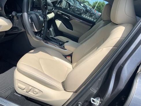 Used 2023 Toyota Highlander Limited AWD/4WD image 18