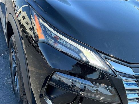 Used 2025 Nissan Rogue SV image 26