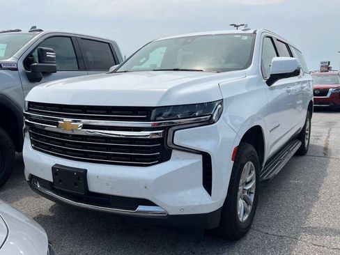 Used 2021 Chevrolet Suburban LT w/ Luxury Package AWD/4WD image 2