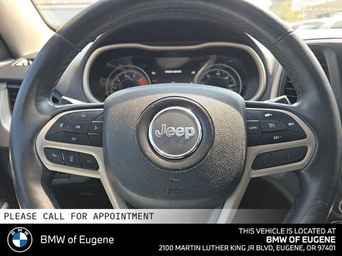 Used 2017 Jeep Cherokee Limited w/ Luxury Group AWD/4WD image 27