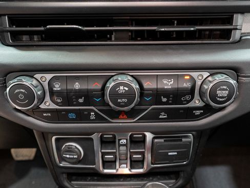 Used 2025 Jeep Wrangler Unlimited Sahara AWD/4WD image 21
