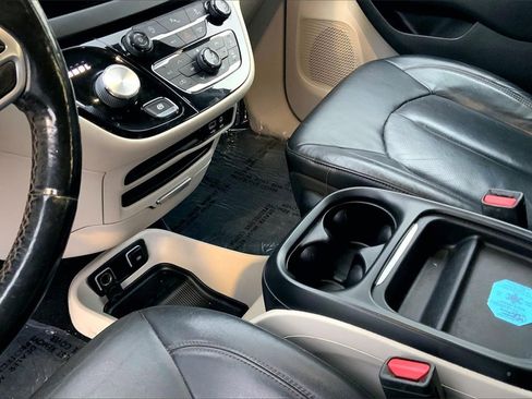 Used 2019 Chrysler Pacifica Touring-L image 18