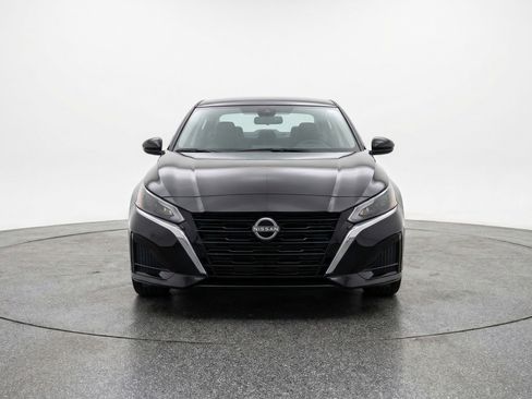 Used 2025 Nissan Altima 2.5 SV FWD image 2