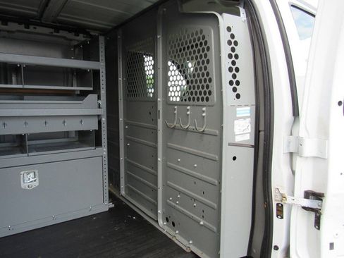 Used 2017 Chevrolet Express 2500 RWD image 17