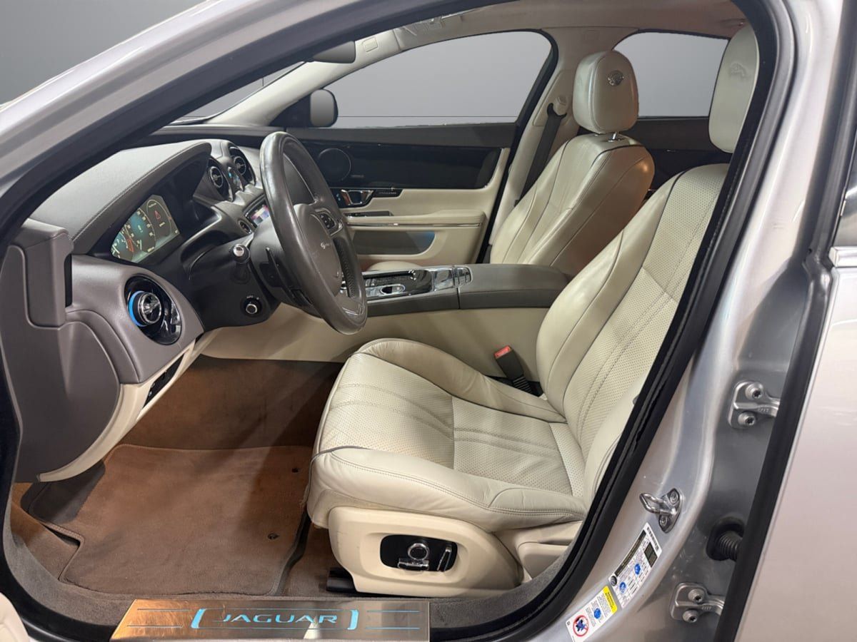 Used 2016 Jaguar XJ R-Sport RWD image 10