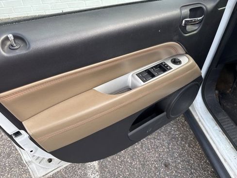 Used 2016 Jeep Compass Latitude image 14