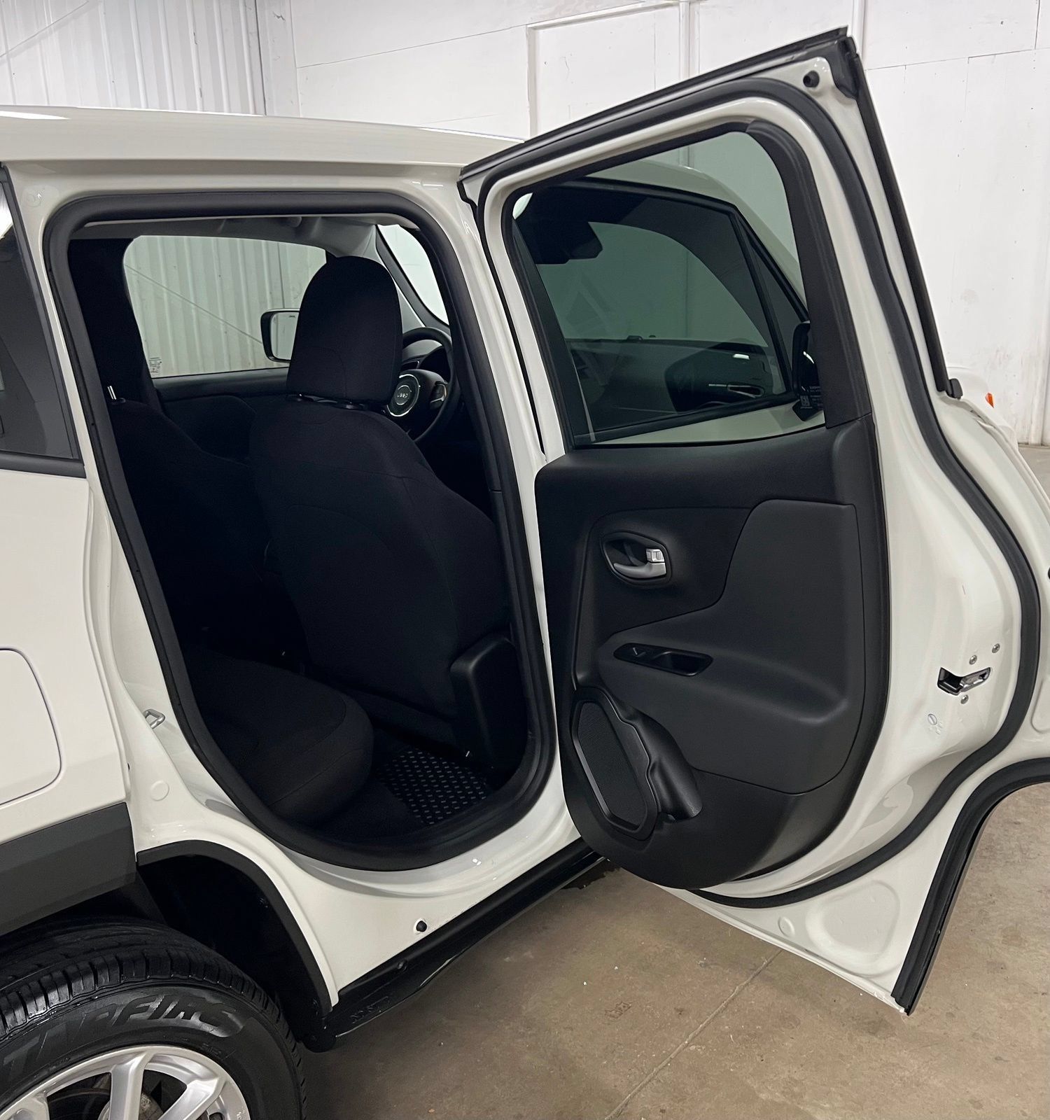 Used 2023 Jeep Renegade Latitude AWD/4WD image 19