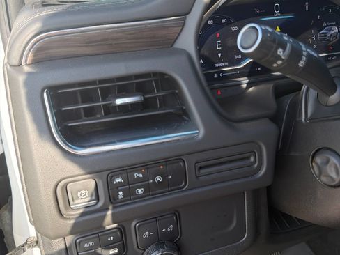 Used 2023 Chevrolet Suburban LT w/ Luxury Package AWD/4WD image 13