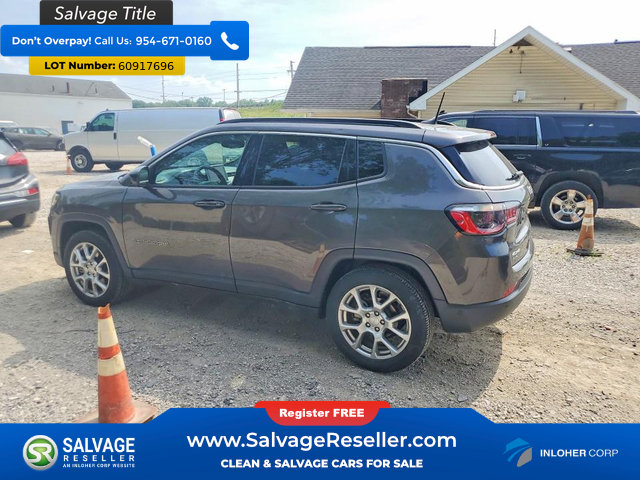 Used 2023 Jeep Compass Latitude w/ Sun and Sound Group AWD/4WD image 3