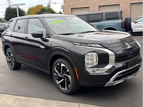 Used 2025 Mitsubishi Outlander SE image 3