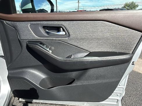 Used 2022 Nissan Rogue SV AWD/4WD image 17