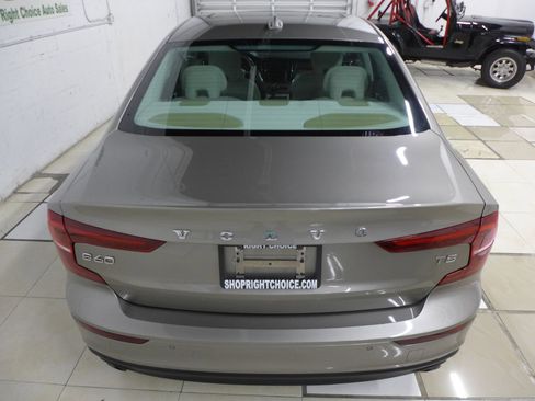 Used 2020 Volvo S60 T5 Momentum image 10