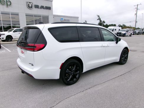New 2026 Chrysler Pacifica Limited w/ S Appearance Package image 4