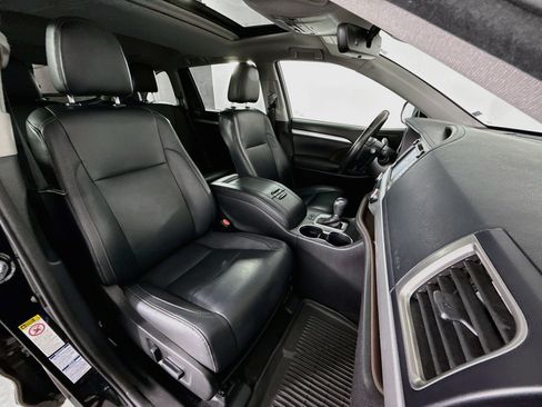 Used 2017 Toyota Highlander XLE AWD/4WD image 28