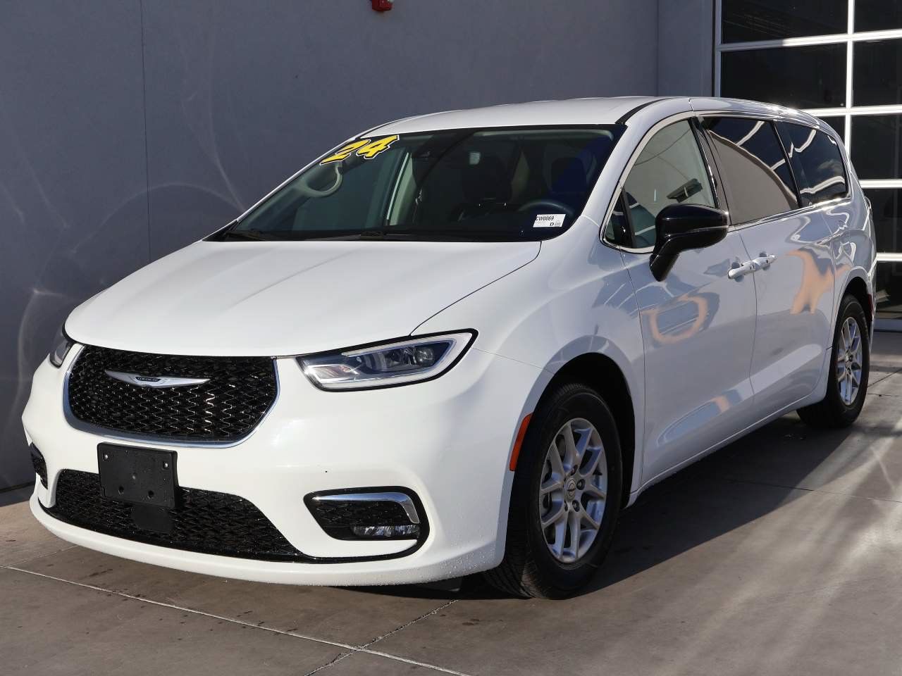 Used 2024 Chrysler Pacifica Touring-L FWD image 1