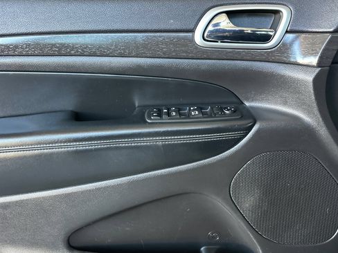 Used 2018 Jeep Grand Cherokee Altitude RWD image 11